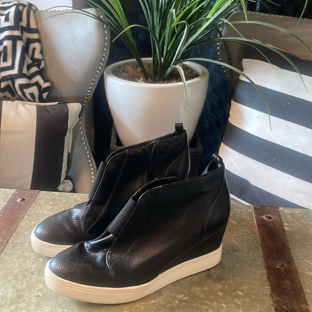 Mia black shoes platform size 10 . In Great condition!